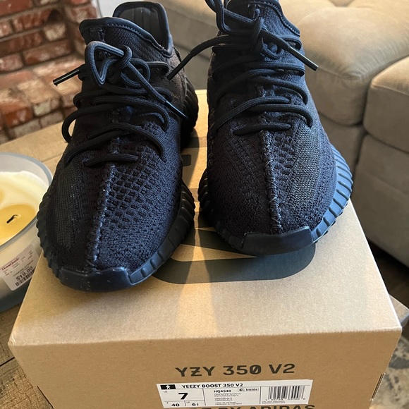 2023 YEEZY BOOST 350 “PIRATE BLACK” - Picture 4 of 8